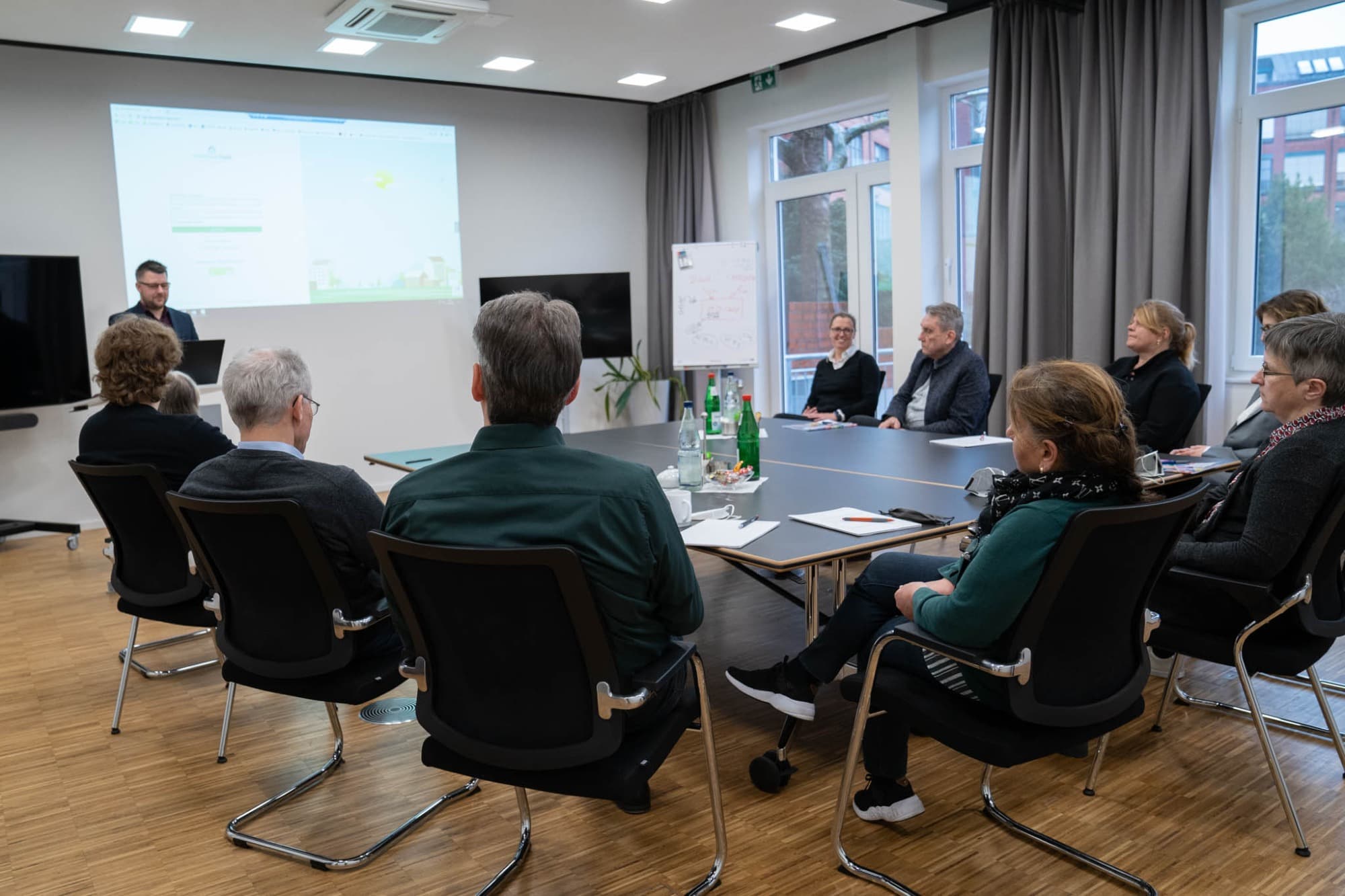 Das Team von Pasenau & Collegen bei einer Besprechung in der Kanzlei