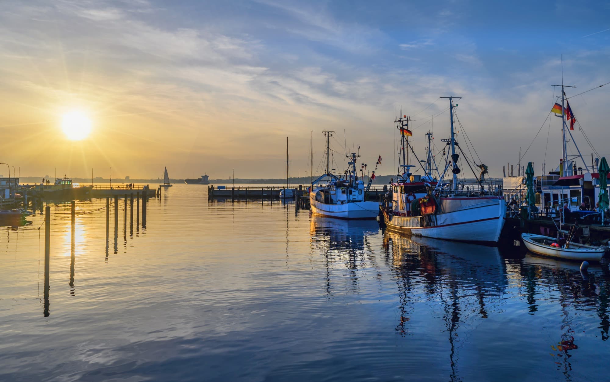 Fischkutter im Kieler Hafen im Licht der Abendsonne